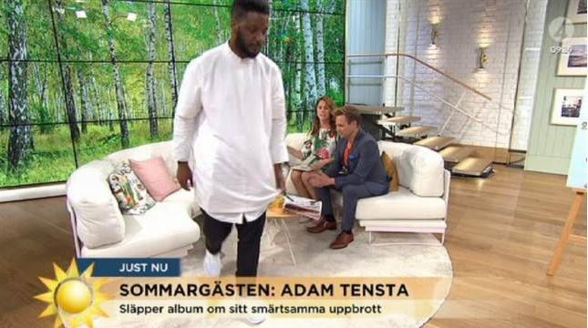 Adam Tensta lämnar TV4:s live-sändning i protest. 